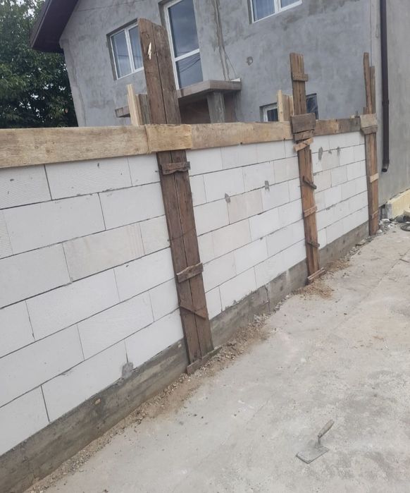 Executam garduri diferite modele