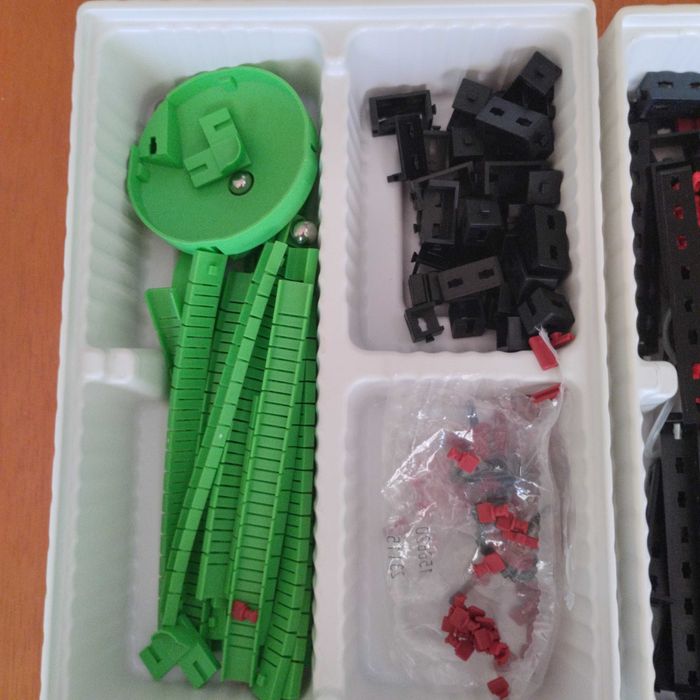 Конструктор "Fischer Technik" за сглобяване на писти с топчета.