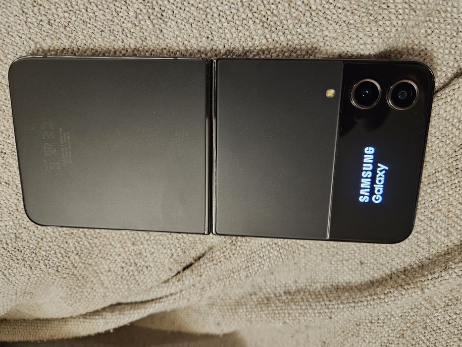 Смартфон Samsung Galaxy Z Flip4, 128GB, 8GB RAM, 5G, Graphite