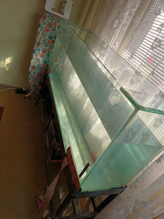 Аквариум със стойка