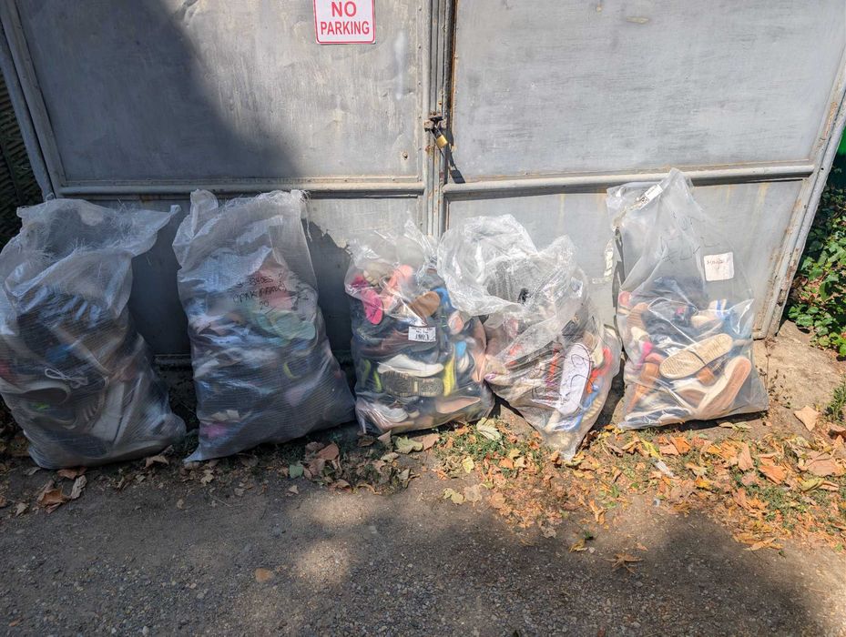 Lot 4 saci cu papuci amestecati si folositi pentru piata sau obor