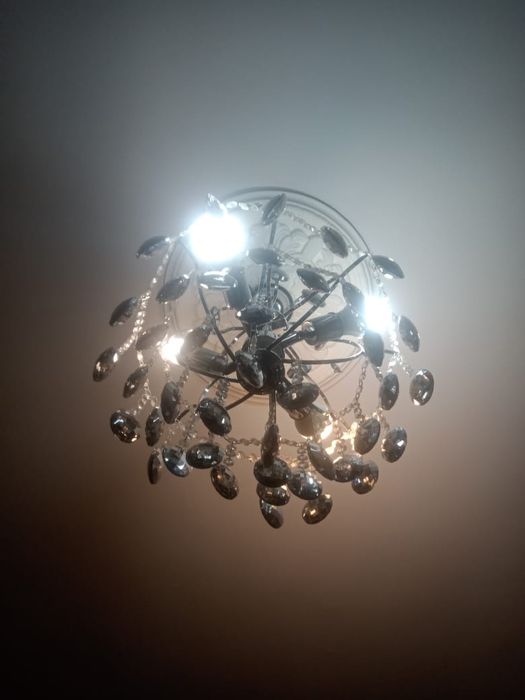 Продаю красивую люстру