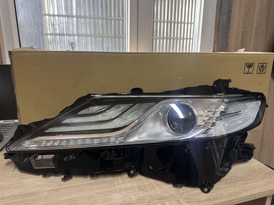 Фара оригинал левая сторона camry 70