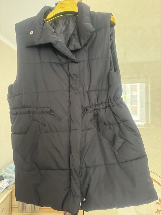 Безрукавка черная