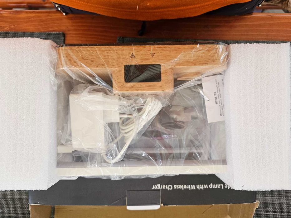 Lampă CRLL 3 în 1 cu încărcare wireless, ceas, USB și lumină reglabilă