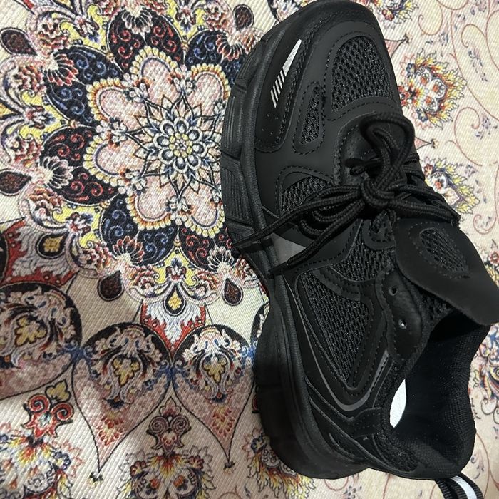 Срочно продаю новые кроссовки