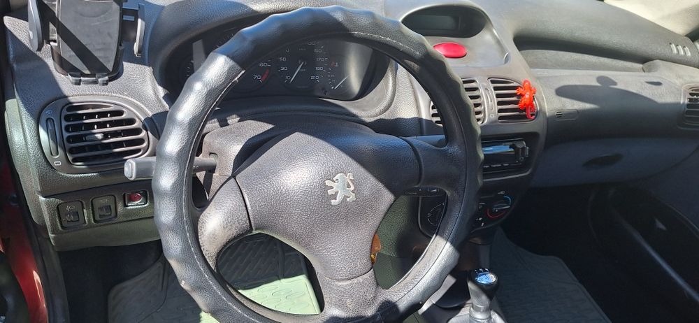 Продавам Пежо206