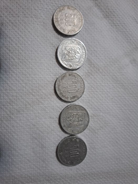 Bancnote vechi de 50.000 și 10.000 și monede