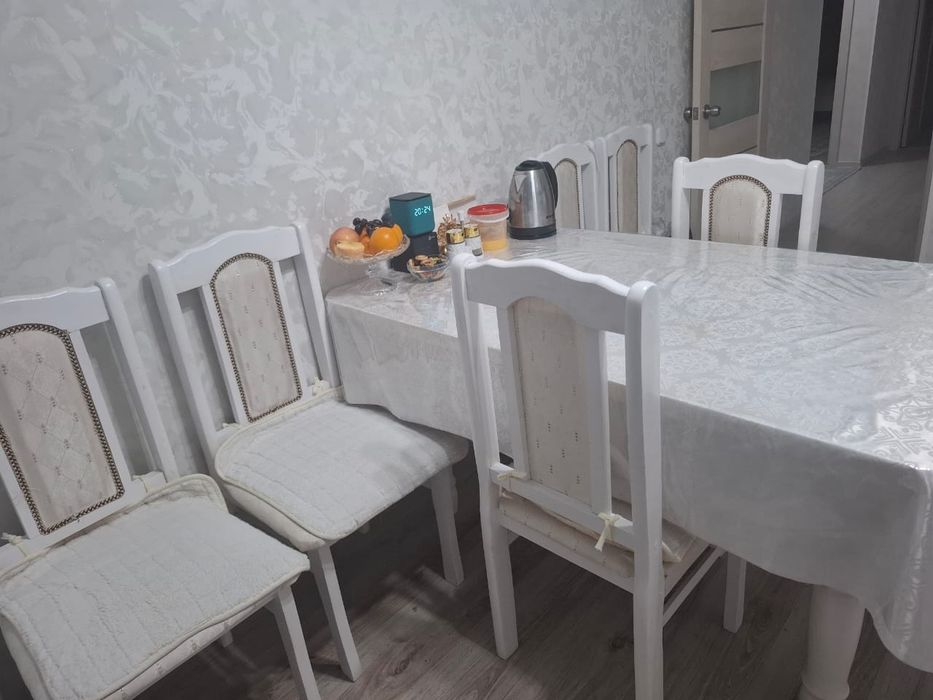 Стол со стульями