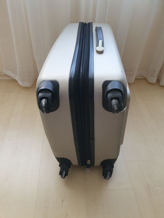 Куфар  с 4 колела