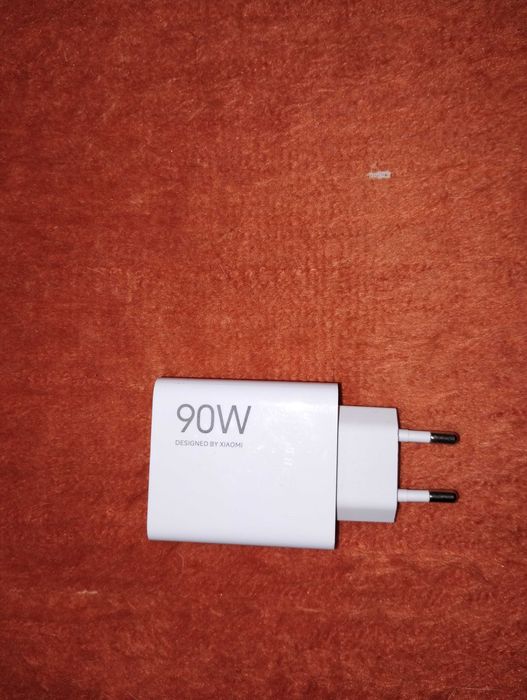 Продавам зарядно 90 w
