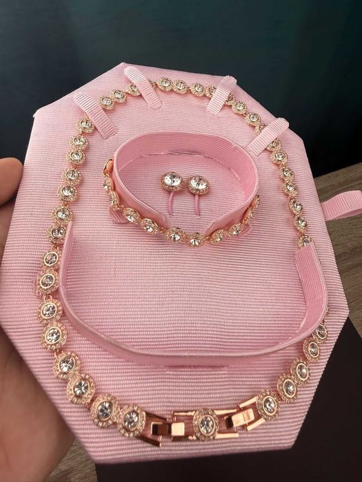 Set Bijuterii Rose Gold– Colier, Brățară și Cercei