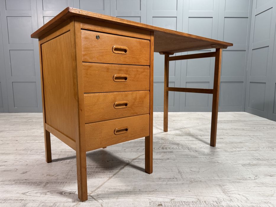 Винтидж, скандинавско бюро К059