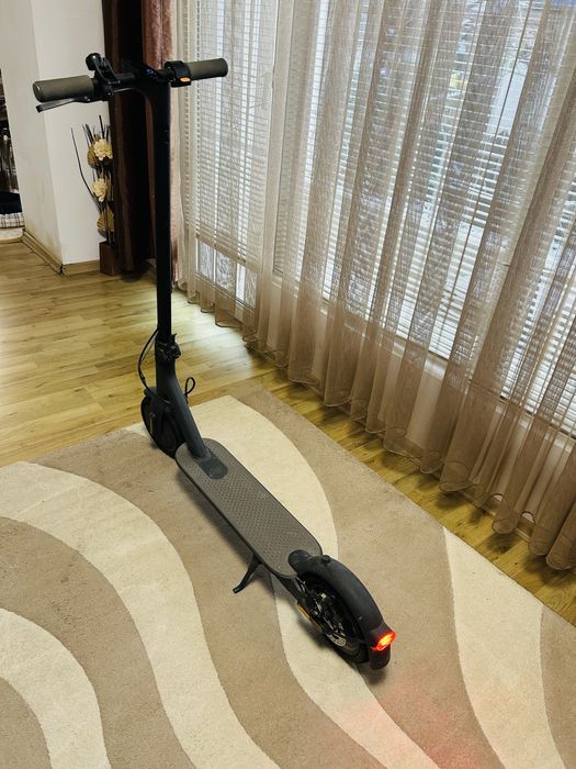 Електрически скутер - тротинетка Xiaomi Mi Electric Scooter Essential