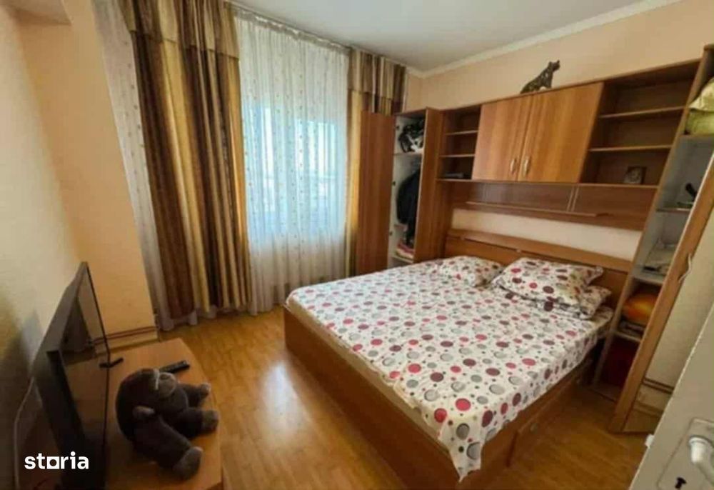 Vând apartament 3 camere Mioveni Piata