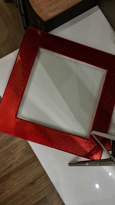 Стъклена чиния поднос