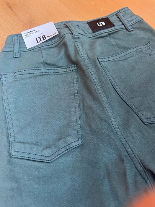 Тъмно зелени дънки с етикет