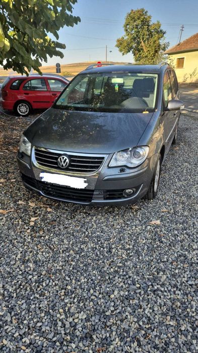 Vând VW Touran, 1.4 benzină, an 2007, culoare gri. 177.628 km. Rulaj redus în România. Cârlig remorcare. Preț: 2.700 €