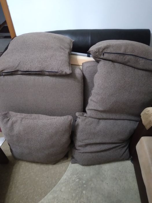 Vand canapea extensibila de doua locuri si 5 perne mari