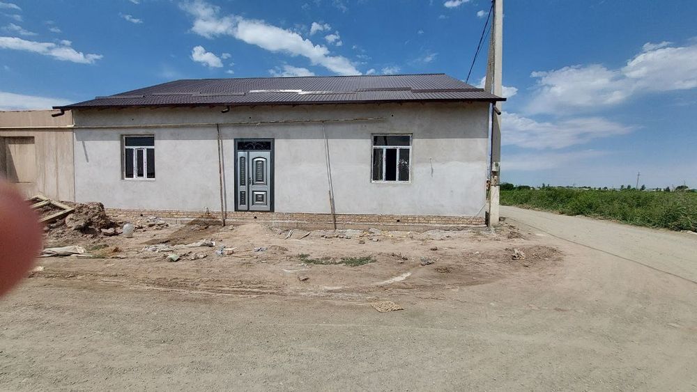 Xonqa jiyonda 4,5 so'tix yangi qurilgan hovli joy