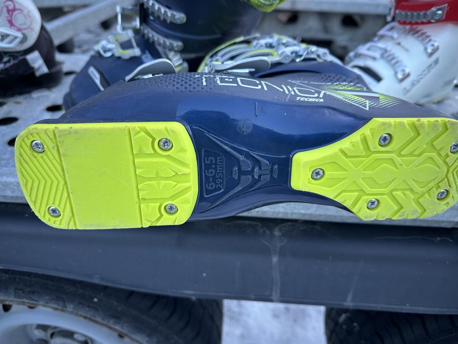 Vand clapari diferite marimi si o pereche de skiuri