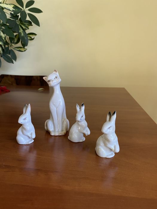 Bibelouri din portelan si sticla.