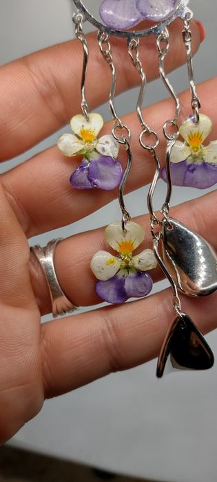 Обеци с естествен цвят на градински теменужки.