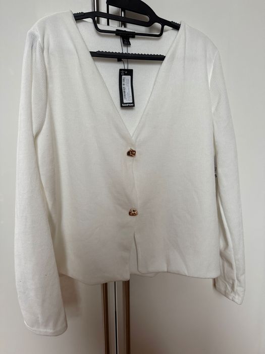 Бяла жилетка със златни копчета