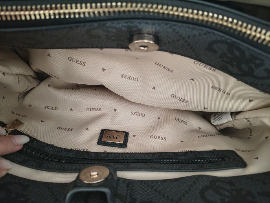 Poșetă tote femei Guess Erenia neagră cu logo print 910POSSHWSO7838060N