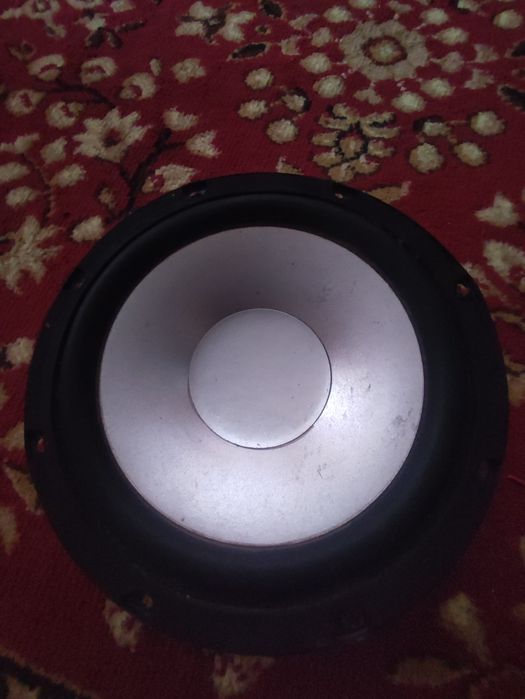 Vând subwoofer de 8 inch cu bass adânc 4 ohmi