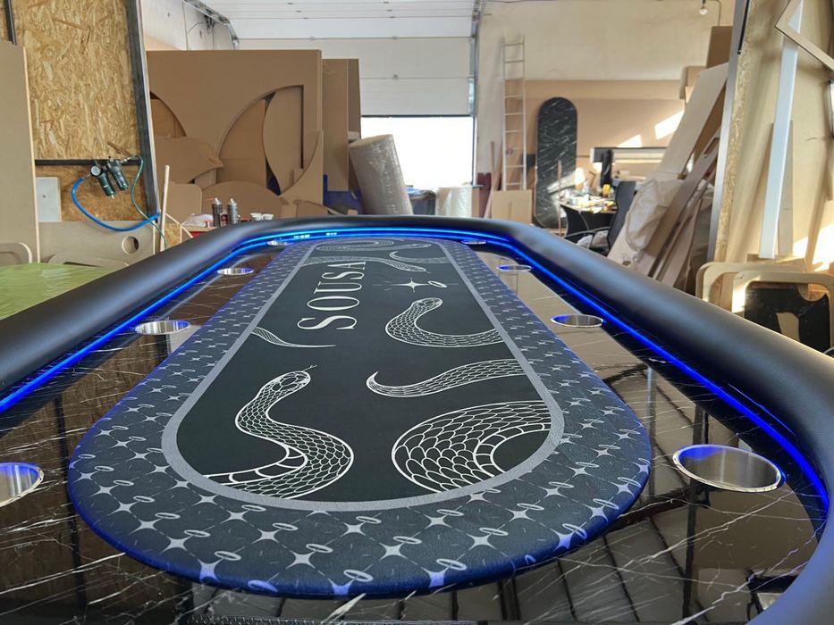 Masa poker cu marmura neagra si print sarpe CustomTables.eu