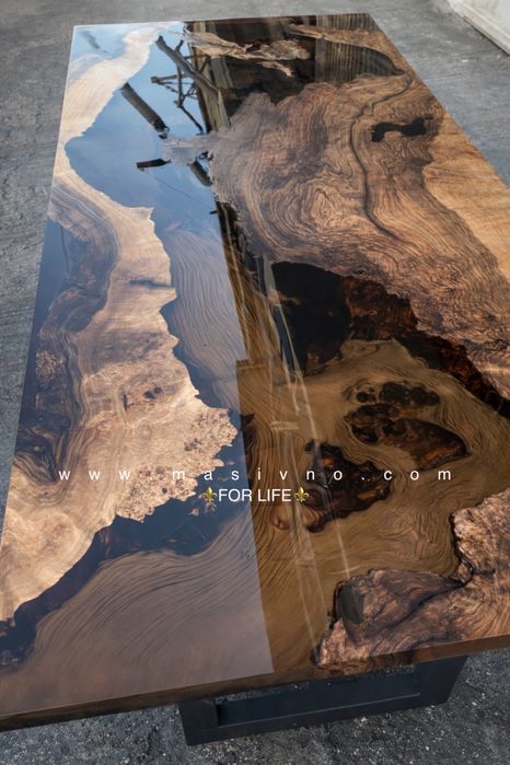 Трапезна маса от естествено дърво и епоксидна смола.