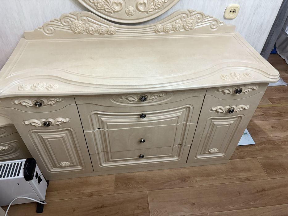 Продается комод, зеркало и тумбочки