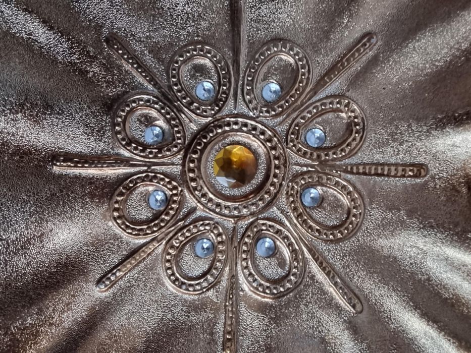 Decor masa auriu cu pietre