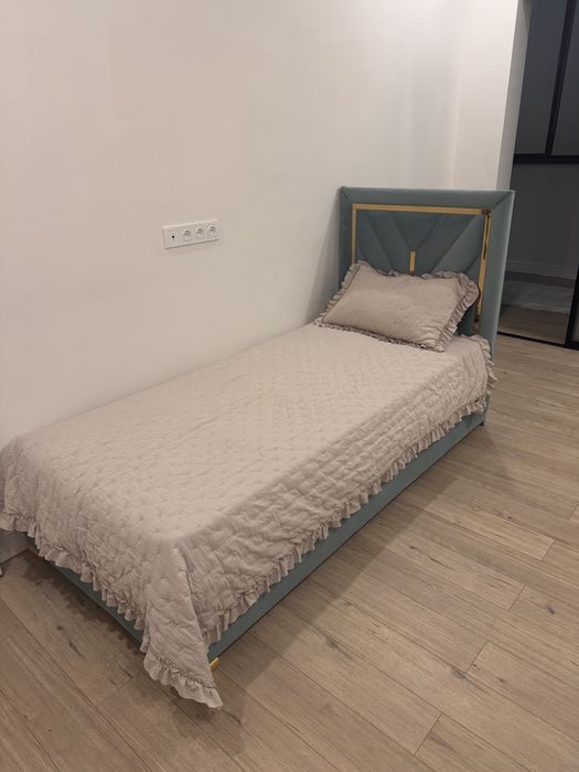 Кровать односпальная с матрасом