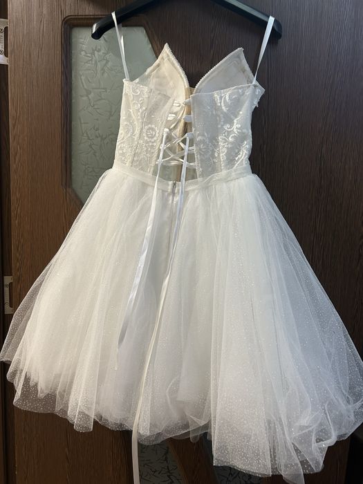 Дамска рокля в бяло