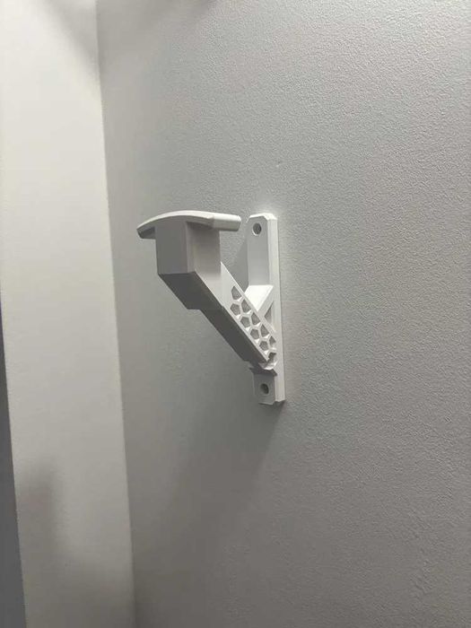 3D принтирана стенна закачалка за мото каска – различни цветове