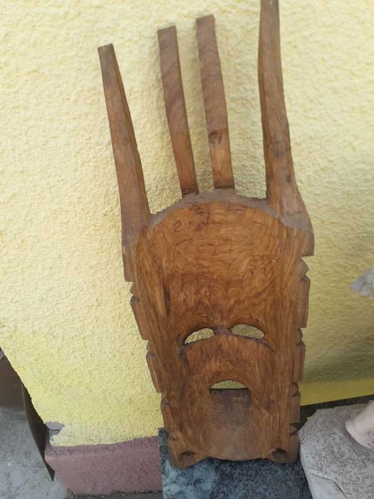 Masca africana din lemn sculptata manual