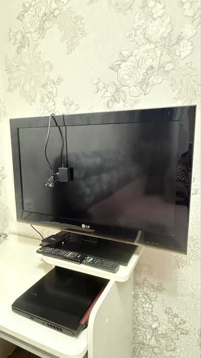 Продается телевизор стол и приставка Х BOX