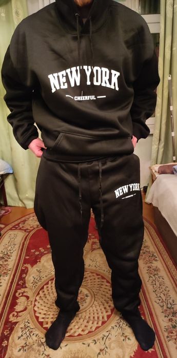 Продаётся спортивный костюм.