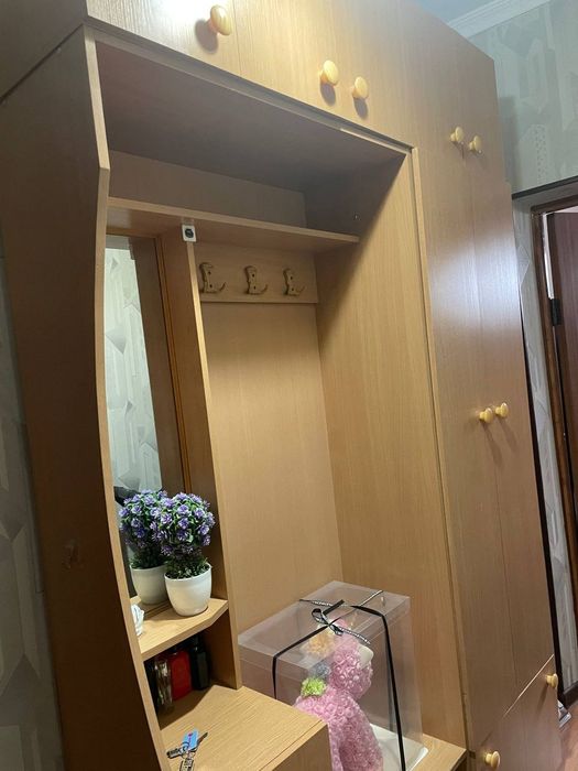 Шкаф прихожей с полками