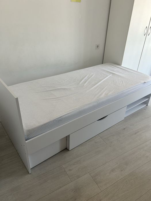 Единично легло с чекмеджета за матрак 90/200