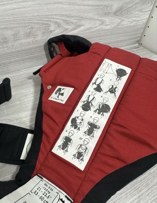 Marsupiu ergonomic BabyBjörn Active negru/roșu din bumbac pentru bebeluși