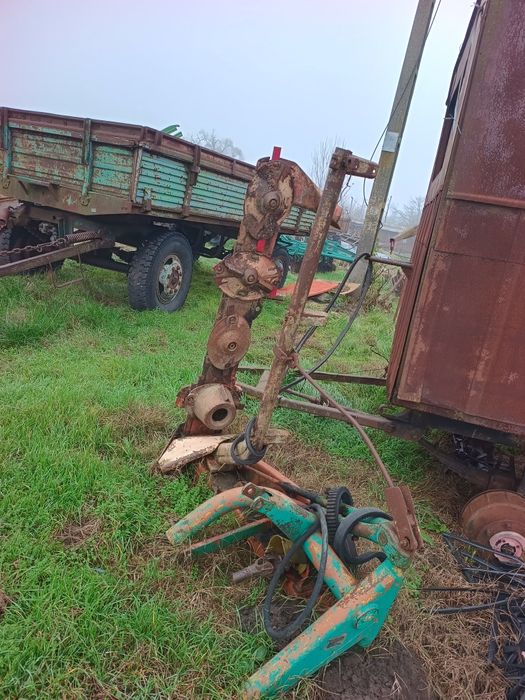 Vând semănătoare de porumb , cositoare, grebla