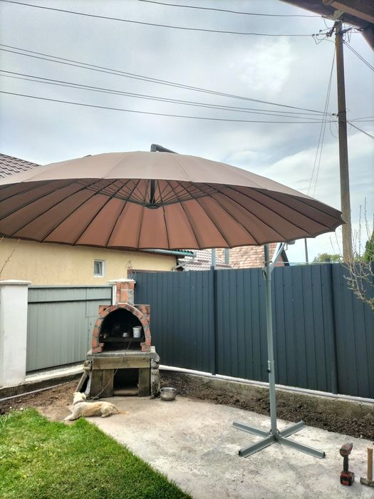 Umbrela de vânzare aproape nouă este din material foarte rezistent la apa este aproape nouă.