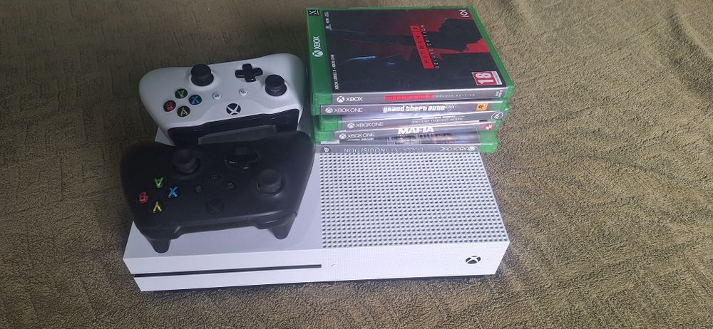 Продам игровую приставку xbox one s