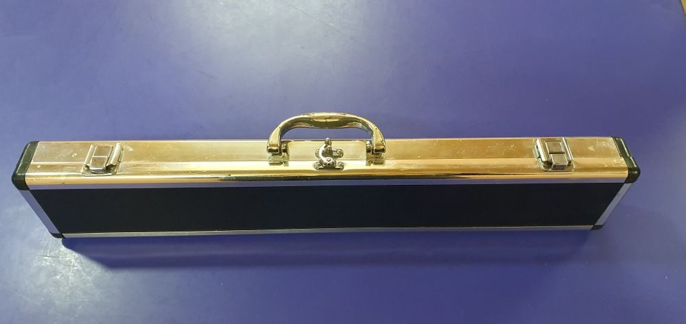 Бильярдный кии с красного дерево