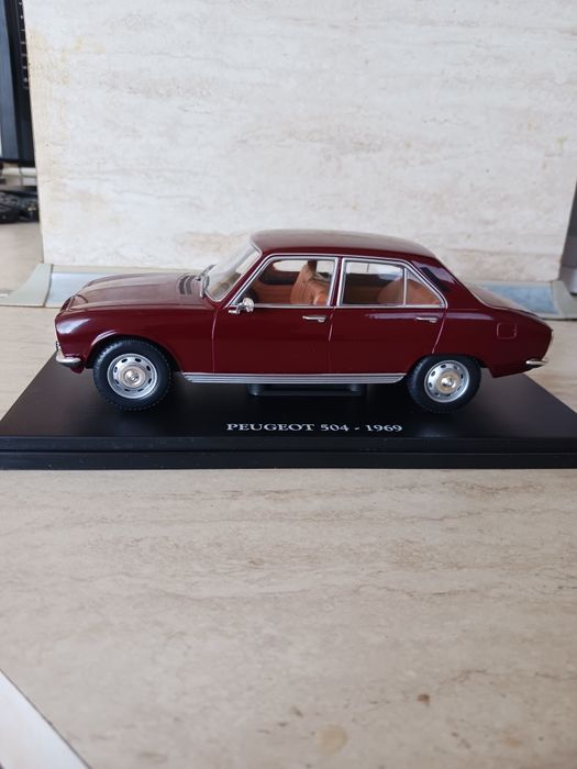 Умалени модели на Рено и Пежо в мащаб 1/24