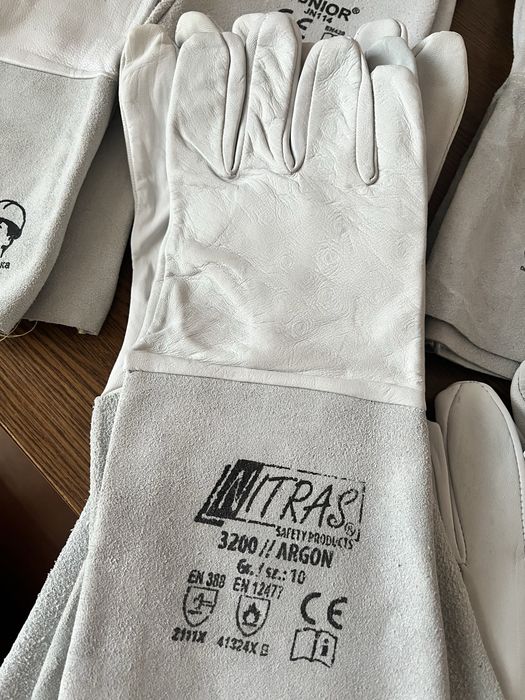 Специальные перчатки для работы