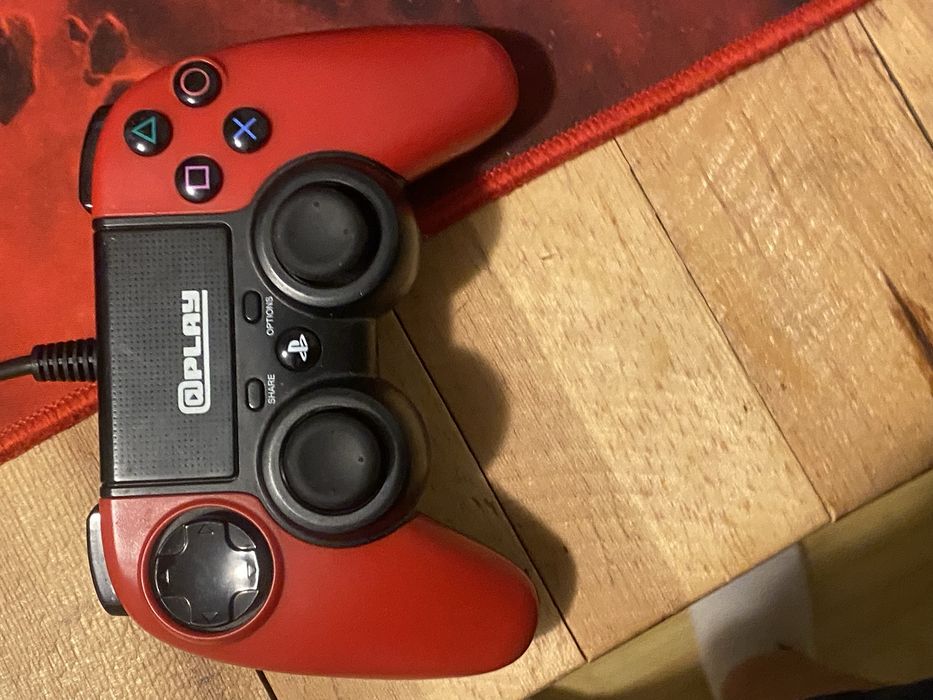 Ps 4 pro, cu doua joystickuri si 2 jocuri si un joc digital